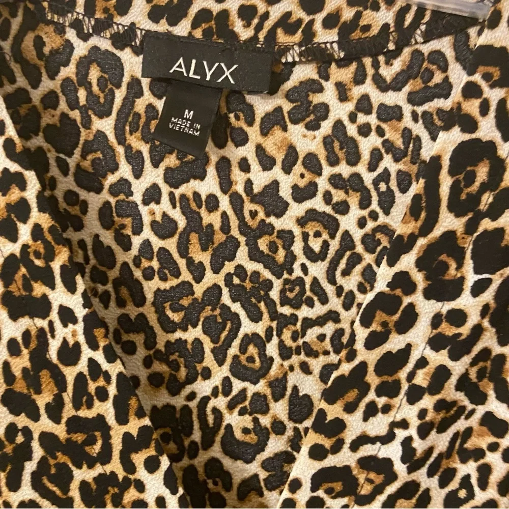 Alyx Women’s Pullover V Crisscross Elastic Hem Blouse Size Medium New. - Picture 3 of 4